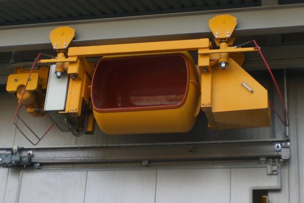 Kubels met slijtage door beton