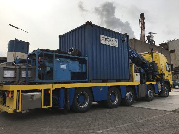 Vrachtwagen met mobiele spuitunit voor bekleding ter plaatse