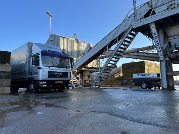 Vrachtwagen met mobiele spuitunit voor bekleding ter plaatse