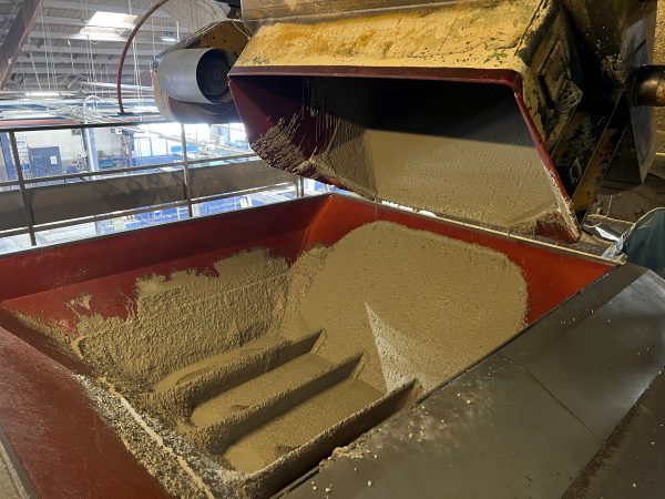 beton en cement in een bak